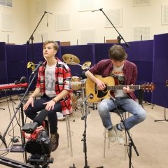 Шыкоўна! Дзьмітры Нікановіч сьпявае «Ніколі» ў акустыцы (live-відэа)