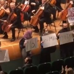 "Мы не рабы!" Флэшмобы ў філармоніі ды Оперным(відэа)